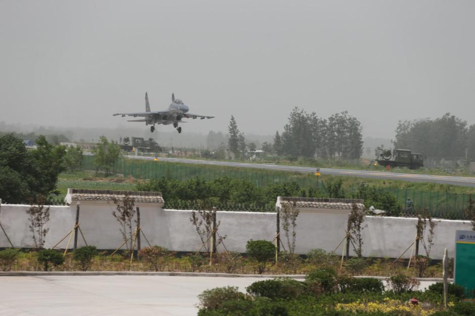 L'armée chinoise fait atterrir pour la première fois des avions sur une autoroute