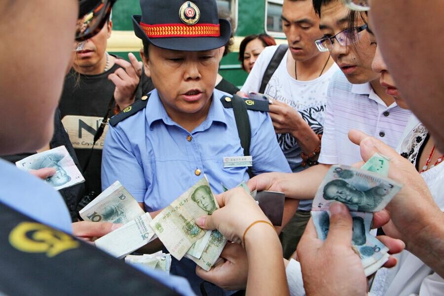 Des passagers achètent des billets sur le quai pour prendre une dernière fois un train à la Gare de Zhangjiakou Nord, le 30 juin 2014. [Photo / Xinhua] 