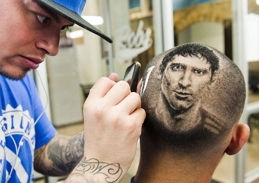 L'artiste et ma?tre coiffeur Rob Ferrel, connu sous le nom de ? Rob the Original ? a réalisé le portait du célèbre joueur argentin Messi sur le crane de Vincent Hernandez dans son salon de San Antonio au Texas, lundi 20 juin 2014.