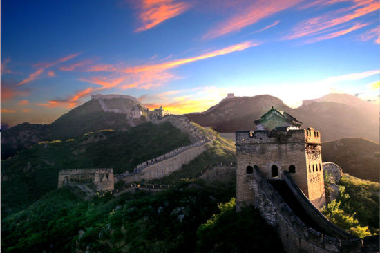 1. La Grande muraille de Jinshanling, située à la frontière des districts de Luanping (Hebei) et de Miyun (Beijing)　　Fascinantes et presque surréalistes, les variations de lumière au moment du coucher du soleil sont un véritable spectacle. En fin de journée, c'est un plaisir d'attendre la nuit tombante pour admirer les splendides reflets empourprés dont se pare le ciel. Voici huit endroits idéaux pour attendre les 15 plus belles minutes de la journée dans la capitale chinoise.