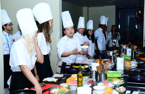 Shi Yi (centre), un chef professionnel chinois, enseigne la cuisine aux athlètes, le 14 ao?t 2014. [Photo/Xinhua ]