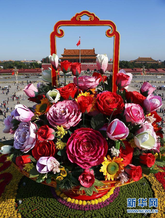 La mise en place du grand panier de fleurs de la Place Tian'anmen est terminée