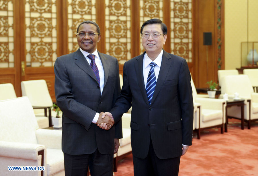 Zhang Dejiang (à droite), président du Comité permanent de l'Assemblée populaire nationale (APN, parlement chinois), rencontre le président tanzanien, Jakaya Kikwete. 