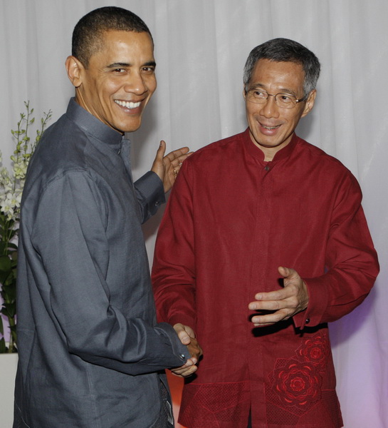 Le président américain Barack Obama (à gauche), serre la main du Premier ministre singapourien Lee Hsien Loong, juste avant le d?ner de gala dans le cadre de la réunion des dirigeants de l'APEC à Singapour, le 14 novembre 2009.