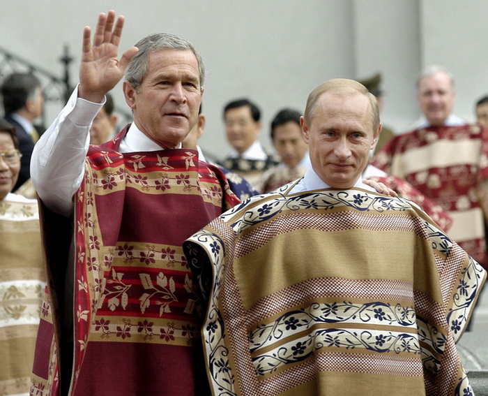 Habillés du "Durumagi", un manteau traditionnel coréen de soie, les dirigeants posent pour une photo de groupe lors de la réunion des dirigeants de l'APEC à Busan en Corée du Sud, le 19 novembre 2005.