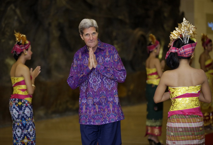 L'ancien président américain Bill Clinton (à droite), vêtu d'une chemise blanche sans cravate appelée Barong, au cours d'une séance de groupe lors de la réunion des dirigeants de l'APEC à Subic Bay aux Philippines, le 25 novembre 1996.