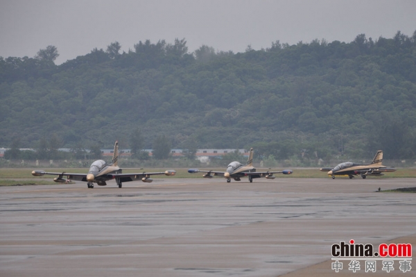 La patrouille acrobatique émiratie Al Fursan est arrivée à Zhuhai