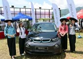 Les véhicules électriques vedettes d'un carnaval à Hong Kong