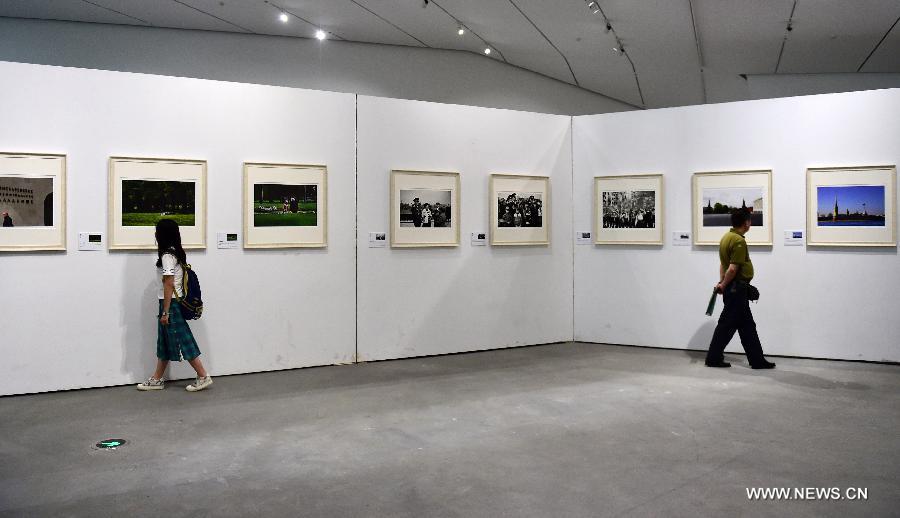 Les gens visitent l'exposition de photographie "La guerre et la paix" à l'Université de Wuhan, dans la province du Hubei (centre de la Chine), le 22 juin 2015. L'exposition dure du 22 juin au 10 juillet pour commémorer le 70e anniversaire de la victoire de la Guerre antifasciste mondiale. (Xinhua/Hao Tongqian)