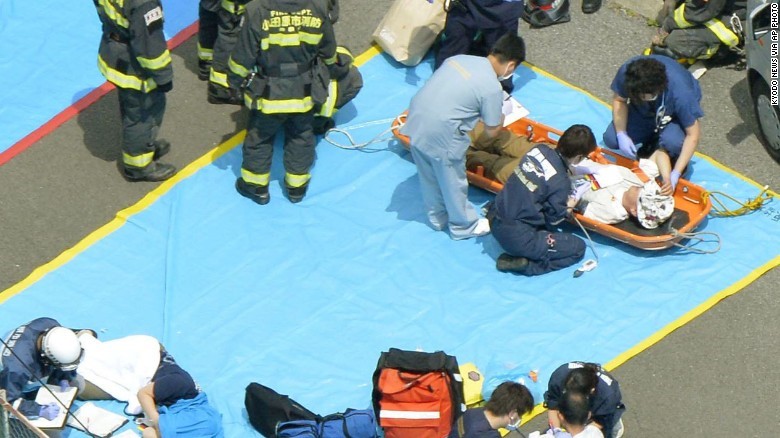 Des passagers du train re?oivent les premiers secours.