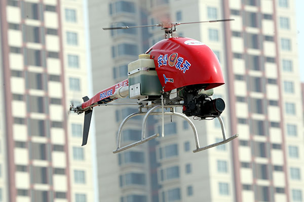 Un hélicoptère sans pilote de la police lors d'un exercice à Yantai, la province du Shandong, en mars 2015. (ShenJizhong/Xinhua)