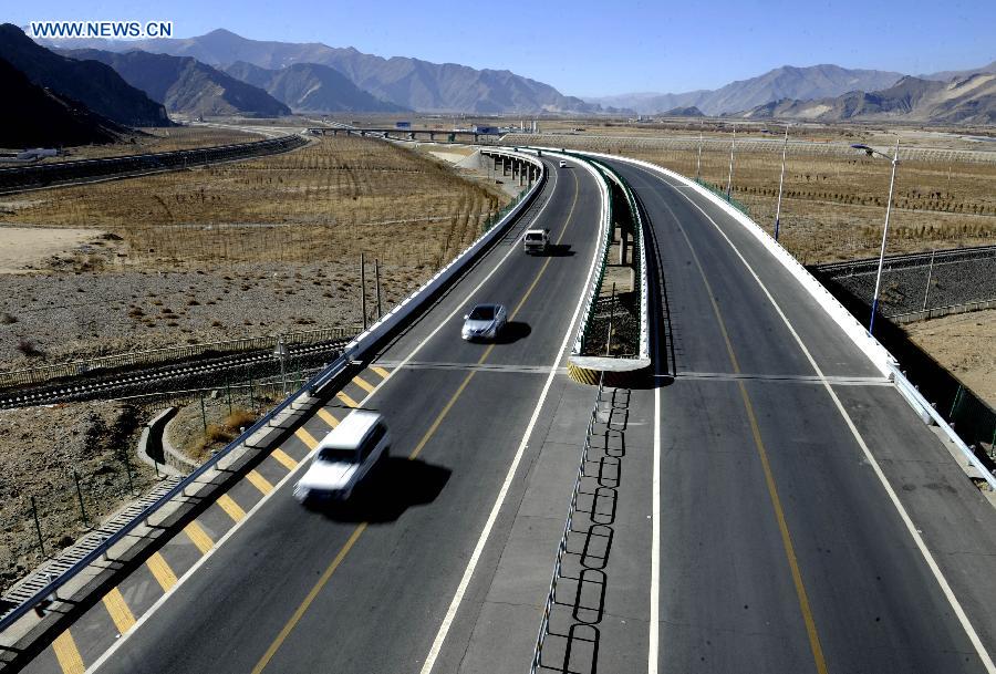 Cliché de l’autoroute de l’aéroport Lhasa-Gonggar au Tibet (sud-ouest de la Chine), le 29 ao?t 2014.