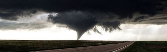 Etats-Unis : un arc-en-ciel pris dans une tornade