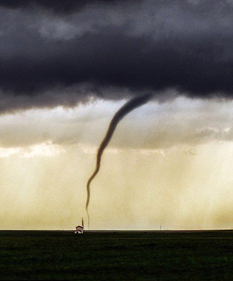 Etats-Unis : un arc-en-ciel pris dans une tornade