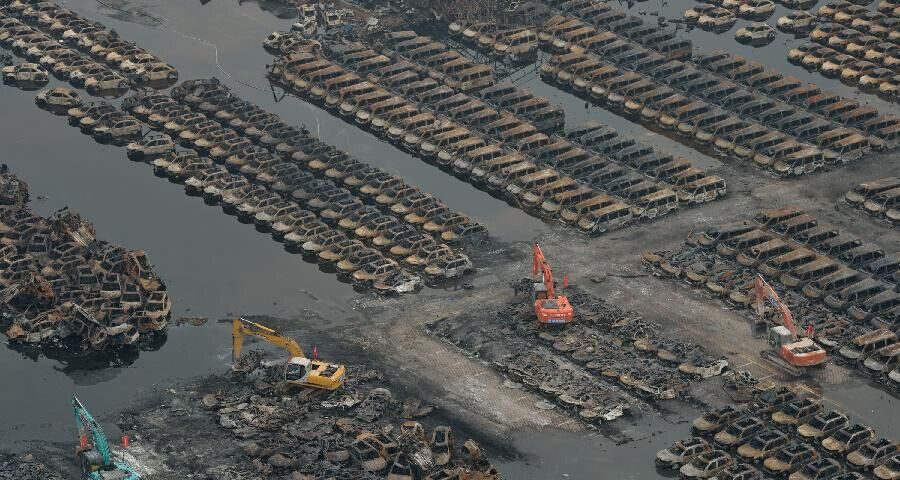 Les carcasses de véhicules br?lés déblayées de la zone du sinistre à Tianjin