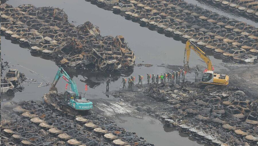 Les carcasses de véhicules br?lés déblayées de la zone du sinistre à Tianjin