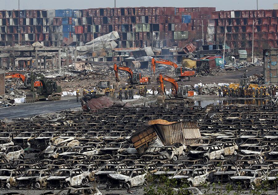 Les carcasses de véhicules br?lés déblayées de la zone du sinistre à Tianjin