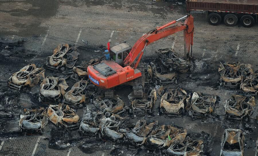 Les carcasses de véhicules br?lés déblayées de la zone du sinistre à Tianjin