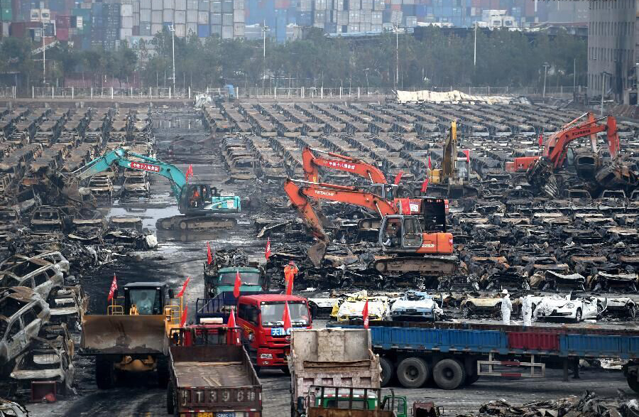 Les carcasses de véhicules br?lés déblayées de la zone du sinistre à Tianjin