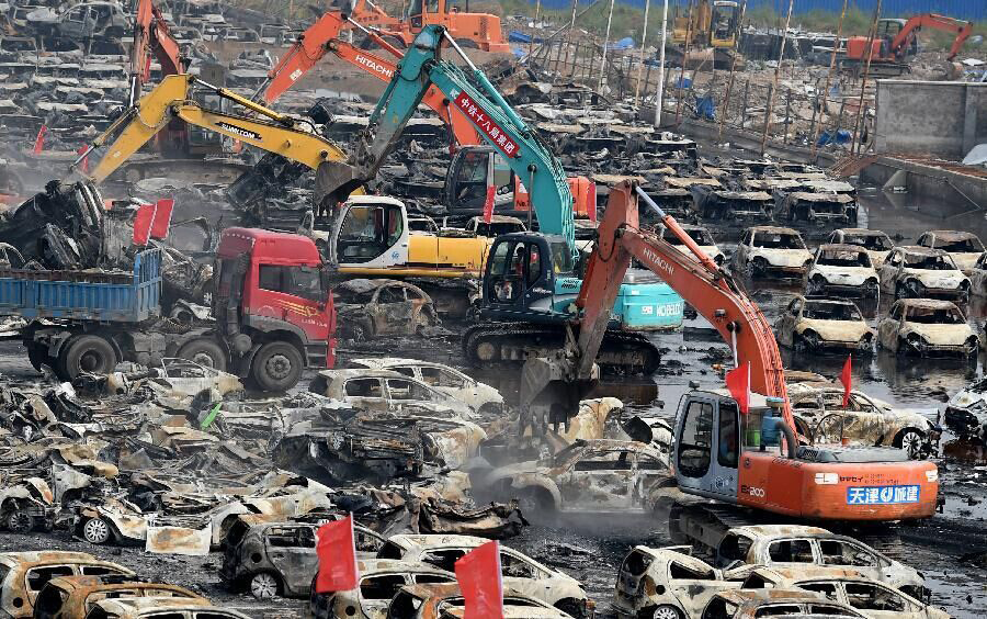 Les carcasses de véhicules br?lés déblayées de la zone du sinistre à Tianjin