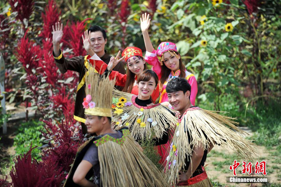 Des ? beautés de paille? célèbrent la Fête de la culture du riz à Shenyang