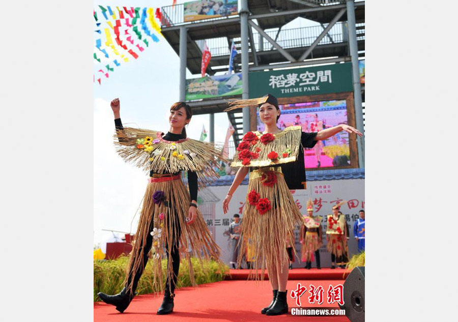 Des ? beautés de paille? célèbrent la Fête de la culture du riz à Shenyang