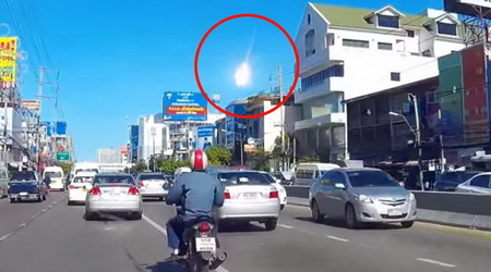 Chute impressionnante d'une météorite en plein jour en Tha?lande