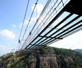 Construction du premier pont suspendu en verre