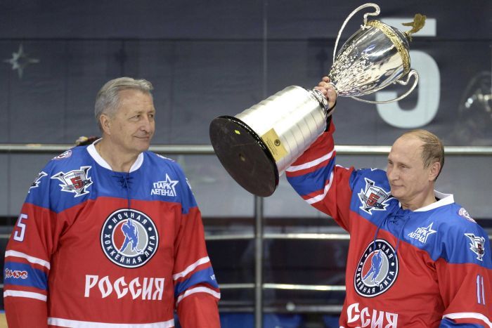 Vladimir Poutine fête son 63e anniversaire en disputant un match de hockey sur glace