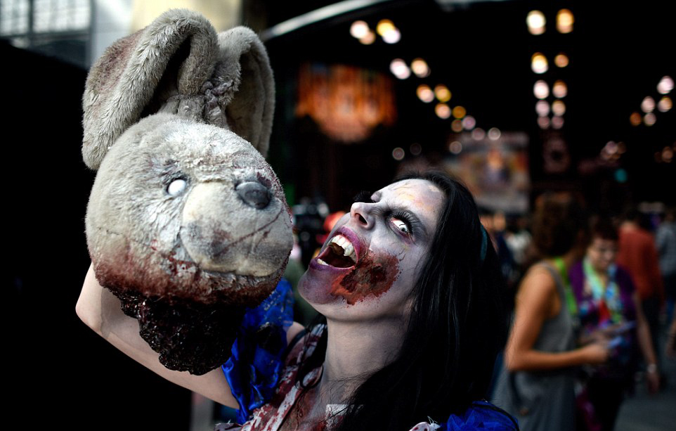 Réunion de zombies et de super-héros pour l’ouverture de la Comic Con 2015 de New York