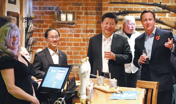 Xi Jinping et David Cameron devant un fish and chips