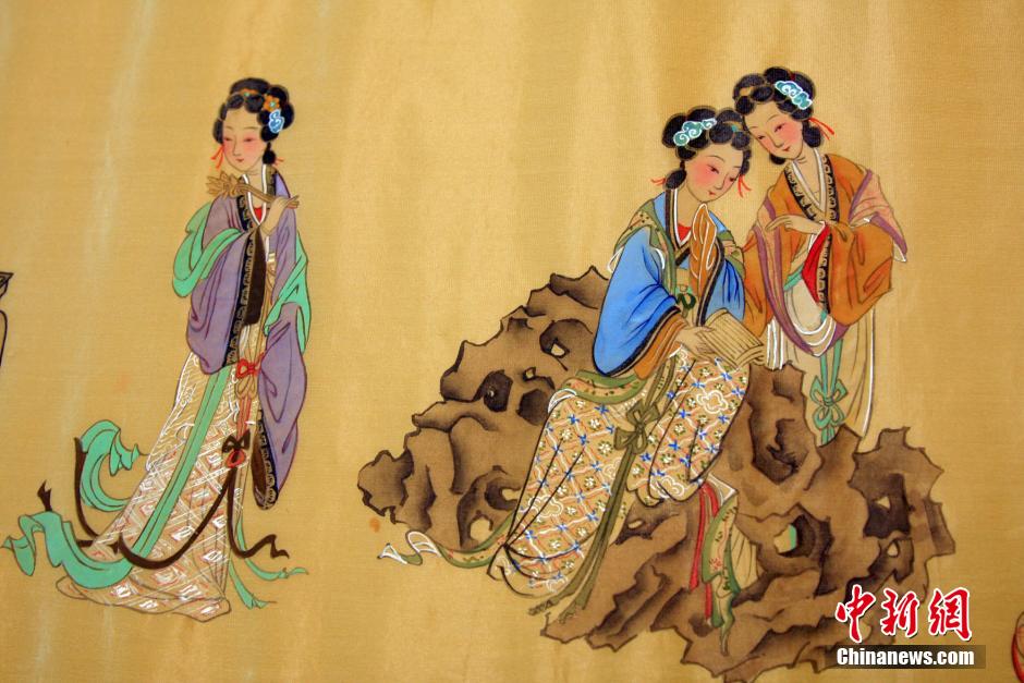 Soixante beautés chinoises sur une peinture géante