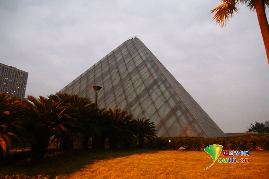 Une réplique de la pyramide du Louvre à Chongqing