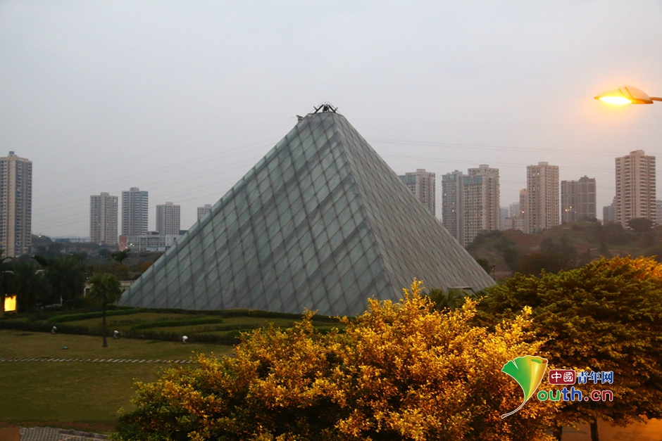 Une réplique de la pyramide du Louvre à Chongqing