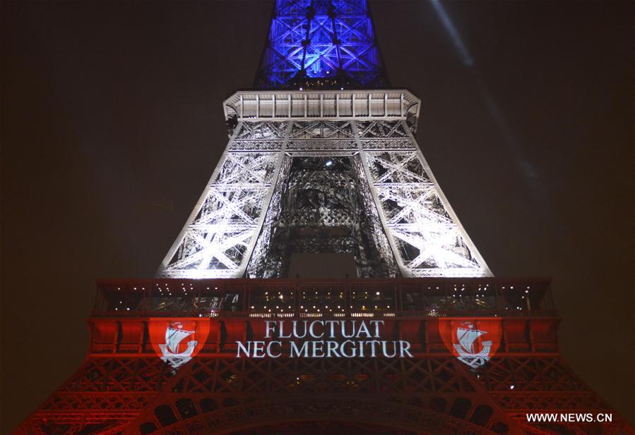 La Tour Eiffel et le Musée du Louvre réouvrent à Paris 