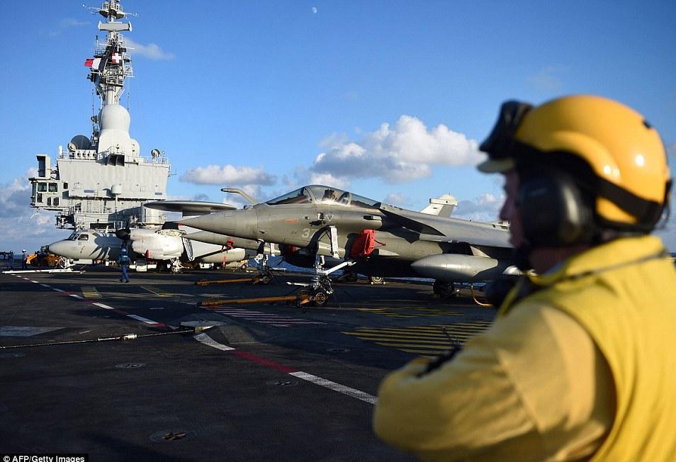 Le porte-avions Charles de Gaulle sera opérationnel dès lundi contre l'Etat islamique