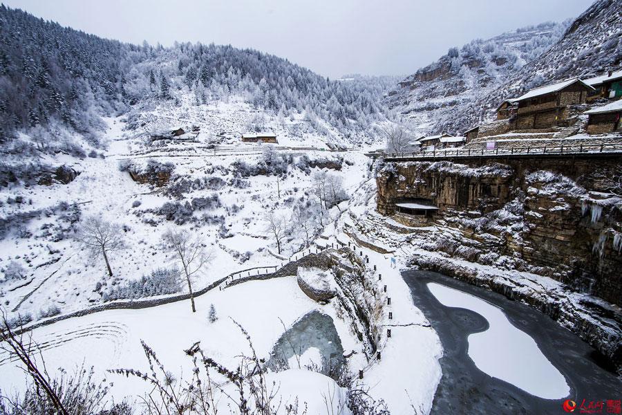 Un village au bord de la falaise après la neige