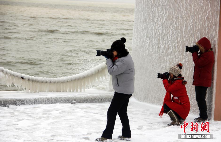 Une plage de Yantai sous le gel