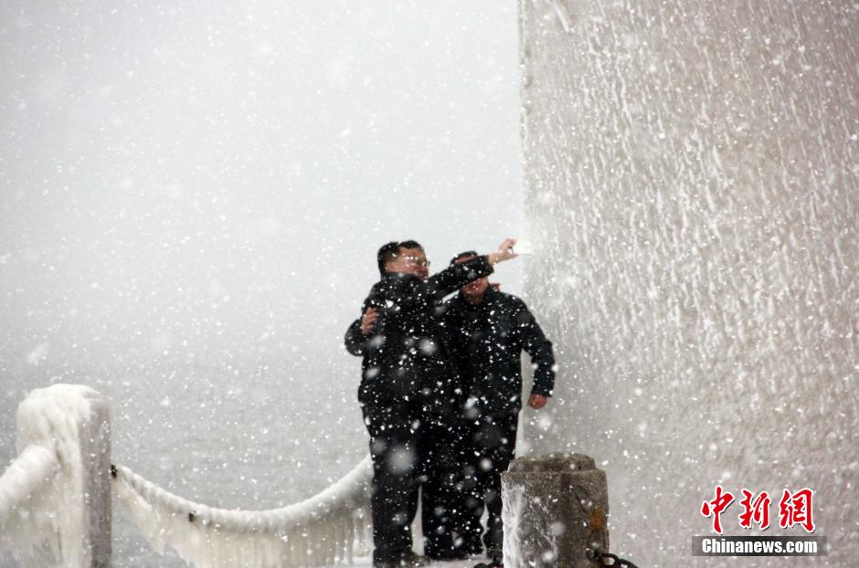 Une plage de Yantai sous le gel