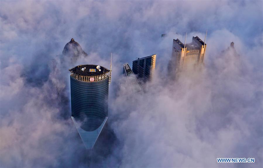 Shanghai : les gratte-ciel emblématiques au-dessus des nuages