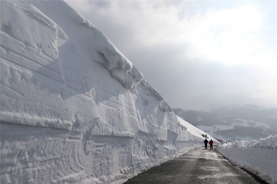 Espagne : une route cloisonnée entre deux murs de neige