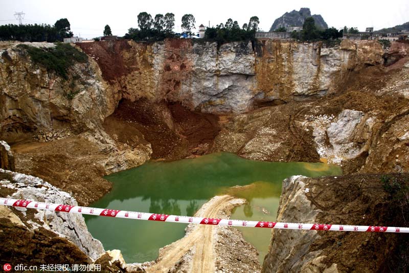 Un immense trou dans un étang du Guangxi