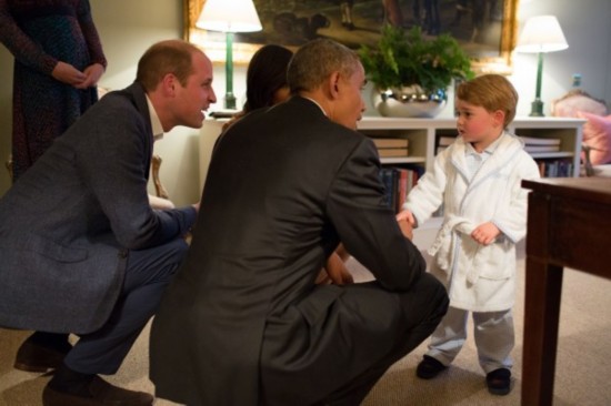 Le petit prince George re?oit les Obama en pyjama