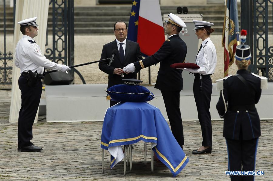 France : Fran?ois Hollande rend hommage aux deux agents de police assassinés lundi