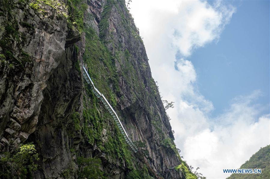 Chine : première passerelle en verre dans le Yunnan