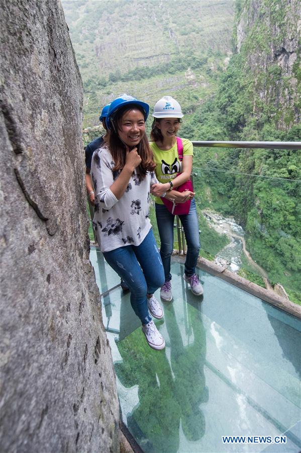 Chine : première passerelle en verre dans le Yunnan