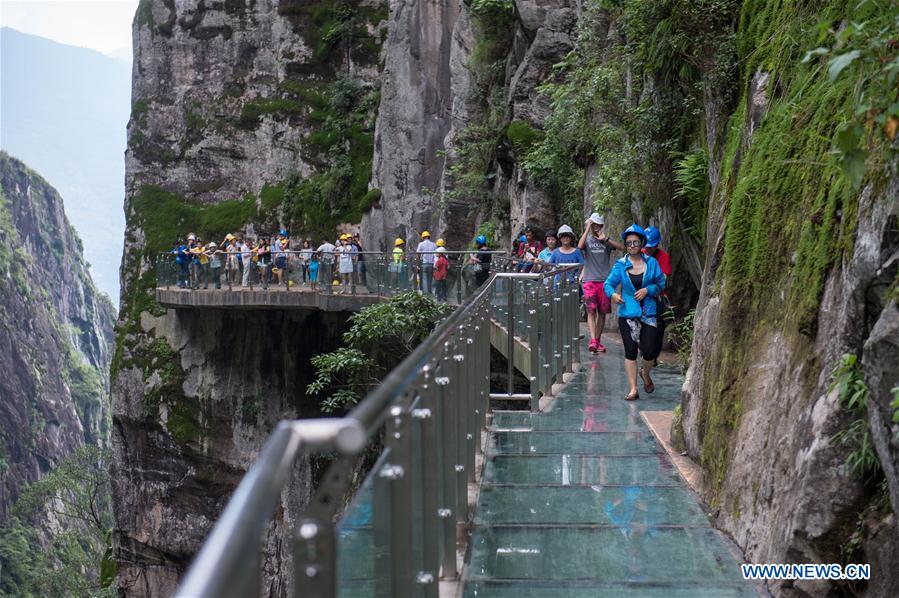 Chine : première passerelle en verre dans le Yunnan