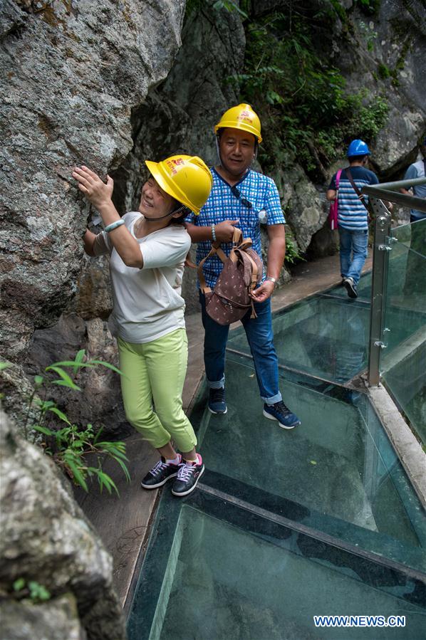 Chine : première passerelle en verre dans le Yunnan