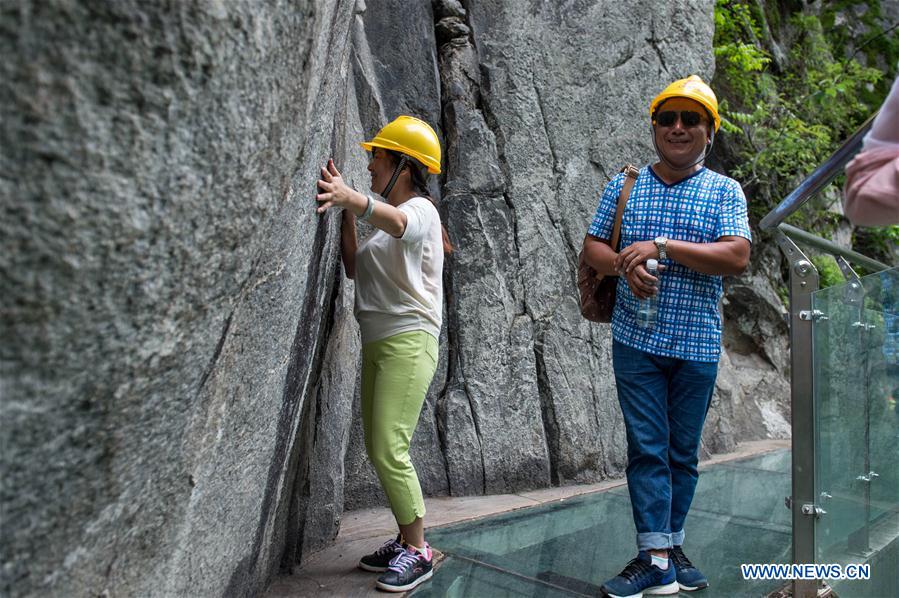 Chine : première passerelle en verre dans le Yunnan