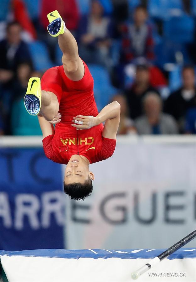 JO 2016 : Le Chinois Xue Changrui lors de la finale du saut à la perche hommes